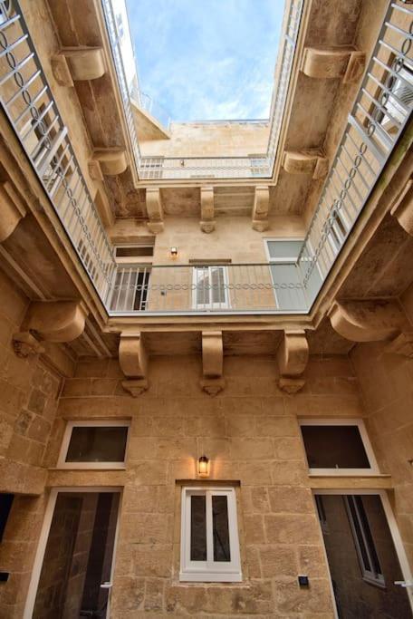 Vallettastay Old Lodge Apartment 1 ภายนอก รูปภาพ